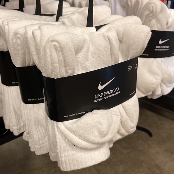 NIKE 
Training Crew Socks (6 Pairs)
Nike Everyday Cushioned - Picture 16 of 16